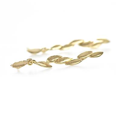 Long earrings with leaves in gold - Wim Meeussen Antwerp
