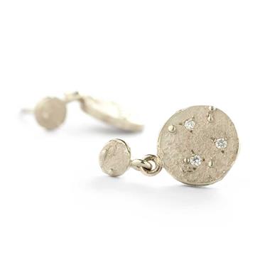 Boucles d'oreilles en or blanc avec fines diamants