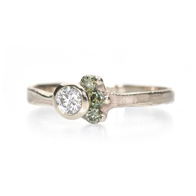 bague en or blanc avec diamants de couleur verte