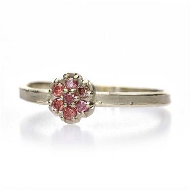 Bague avec sertissage unique en forme de fleur