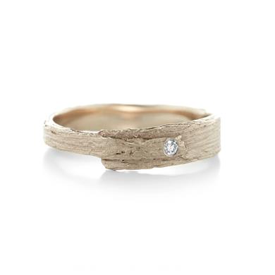 bague étroite avec la texture du bois en or