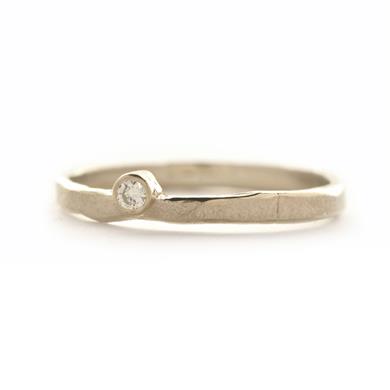 Bague fine avec diamant décentré