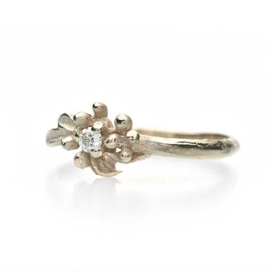 ring met fijne natuurlijke details en diamant