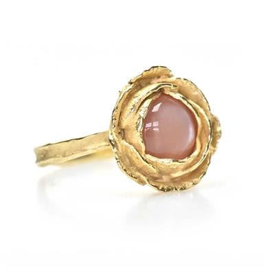 rose sur bague de l'or avec pierre de lune