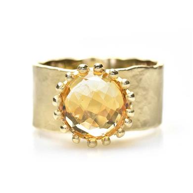 Wide ring in yellow gold with crown-setting - Wim Meeussen Antwerp