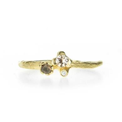 Bague de fête avec des pierres (semi-) précieuses