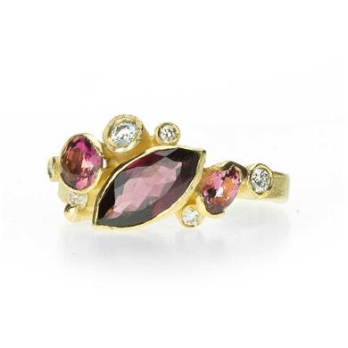 Bague de fête avec des pierres (semi-) précieuses