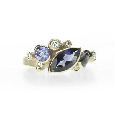 Bague de fête avec des pierres (semi-) précieuses