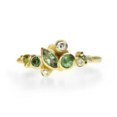 Bague de fête avec des pierres (semi-) précieuses