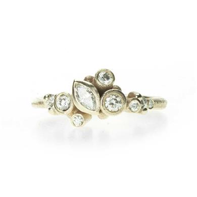 Bague de fête avec des diamants