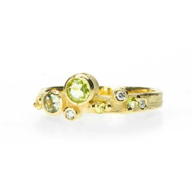 Bague de fête avec des pierres (semi-) précieuses