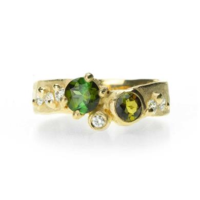 Bague de fête avec des pierres (semi-) précieuses
