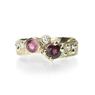 Bague de fête avec des pierres (semi-)précieuses