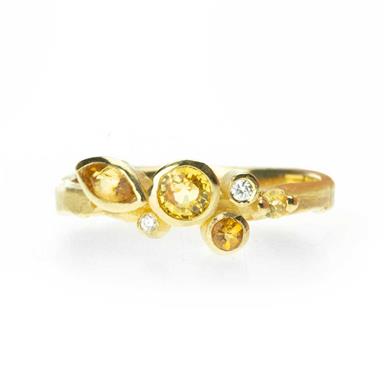 Bague de fête avec des pierres (semi-) précieuses