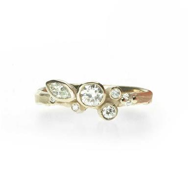 Bague de fête avec des diamants