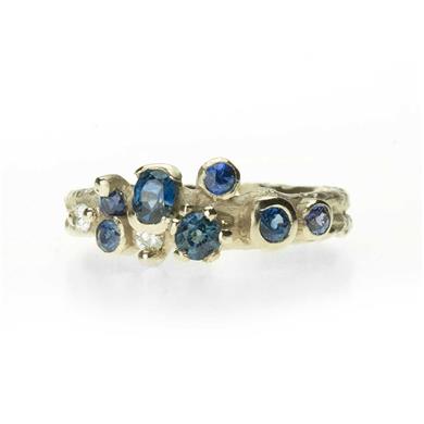 Bague de fête avec des pierres (semi-) précieuses