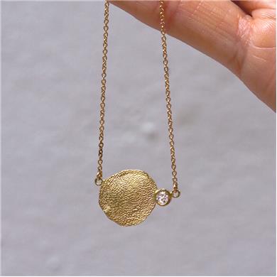 Yellow gold pendant with paw print