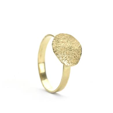 Yellow gold ring with nose print - Wim Meeussen Antwerp