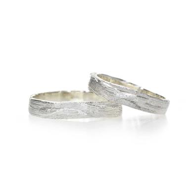 Trouwring in zilver met houtstructuur