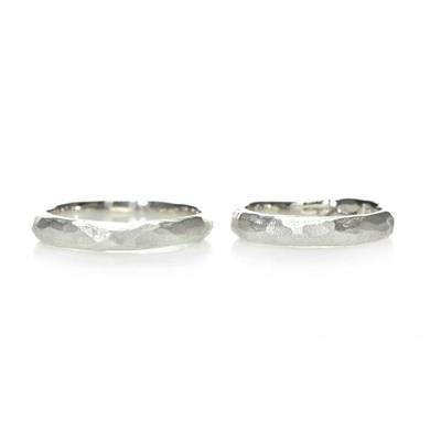 Smalle bolle gehamerde trouwring in zilver