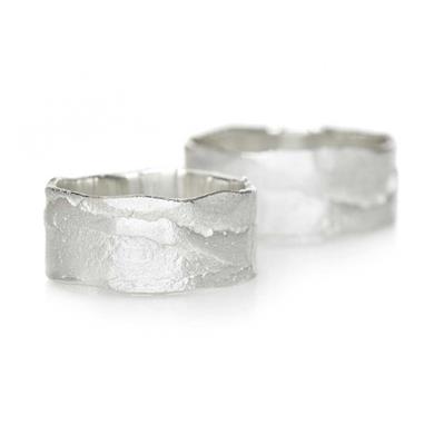 Brede trouwringen in zilver met structuur