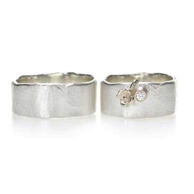 Zilver trouwringen met fleurtje in goud