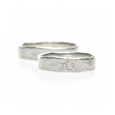 Trouwring met hamerstructuur in zilver