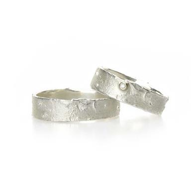 Smalle ruwe trouwringen in zilver