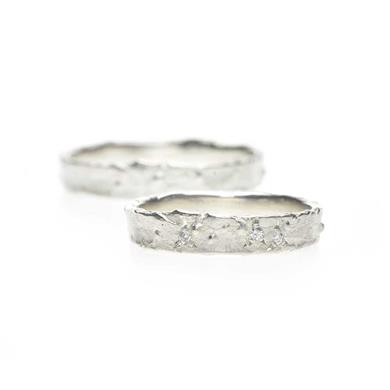 Smalle trouwring in zilver met groffe textuur