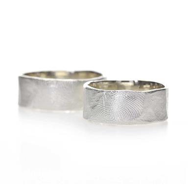 Brede trouwring in zilver met vingerafdruk