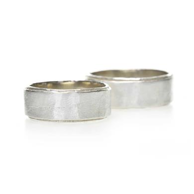 Brede trouwring in zilver met subtiele rand