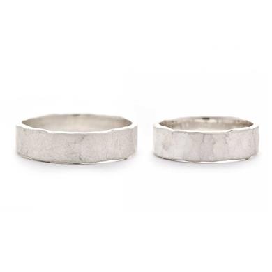 Smalle gehamerde trouwring in zilver