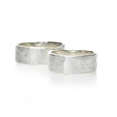 Trouwring met hamerstructuur in zilver