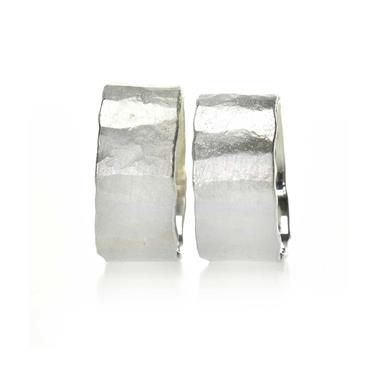 Brede trouwring in zilver met hamerstructuur