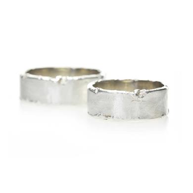 Trouwring gemaakt in zilver met grove randen