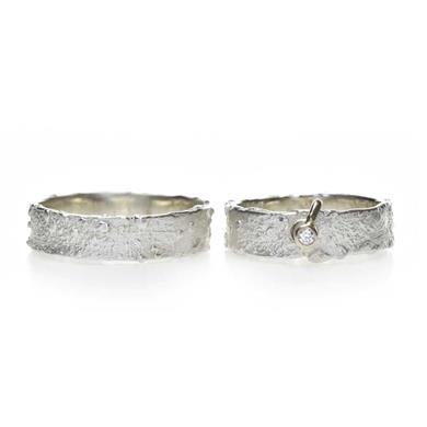 Smalle trouwring in zilver met groffe textuur