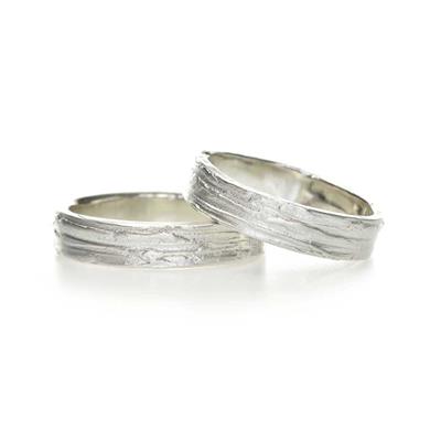 Trouwring in zilver met boomschorsstructuur