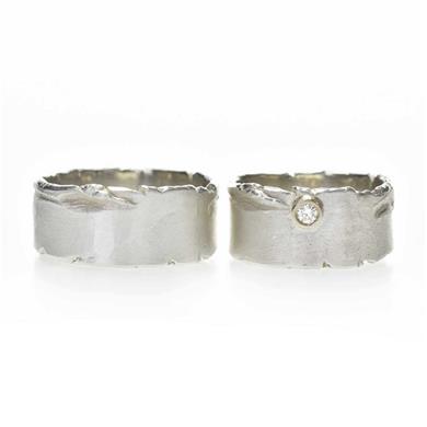 Brede trouwring in zilver met inkepingen